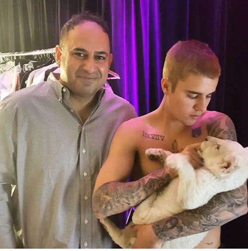 最后的警告..Justin Bieber喜欢和危险的大猫合影的好日子没有了 (照片)