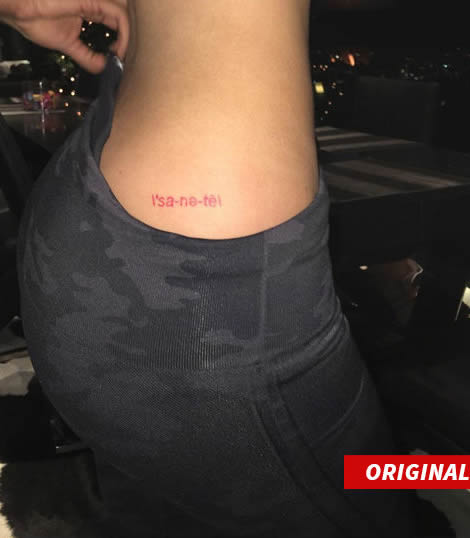 纹身师的超级福利..这位艺术家近距离帮Kylie Jenner在臀部纹身 (照片+短视频)