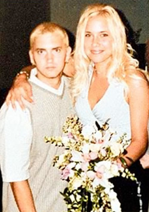 这是Eminem前妻Kim最新的比基尼照片..看起来过得不好 (2张)