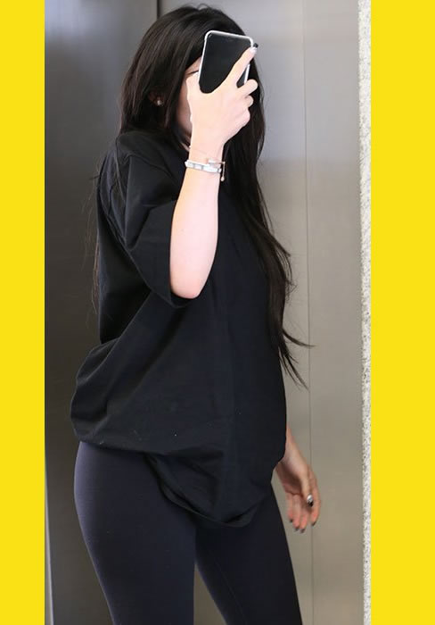 这是Tyga女友Kylie Jenner没有画妆的样子..她试图隐藏自己还是被拍到 (照片对比)