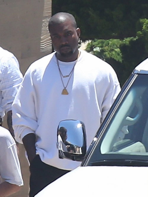 不艺术不Yeezy..不倒的Kanye West在这个广告中被美女推倒 (照片)