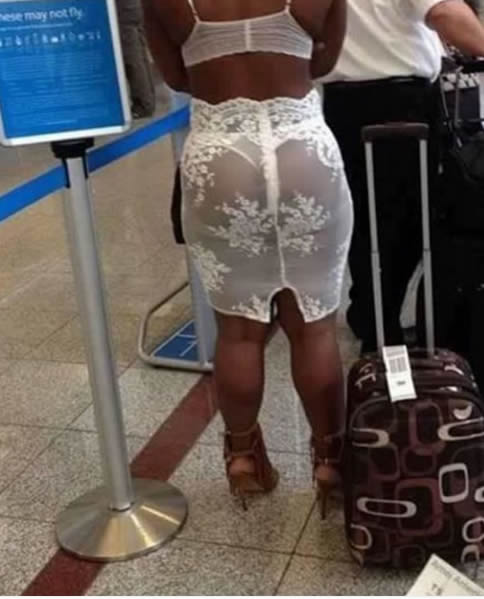 绝..这位黑人女子穿丁字裤+透视..把飞机场当T台走 (照片)