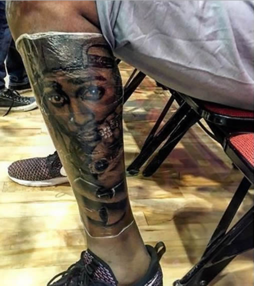 谁是杜兰特的说唱之神? 答案是Tupac..他在小腿上增添他的巨大纹身 (照片)