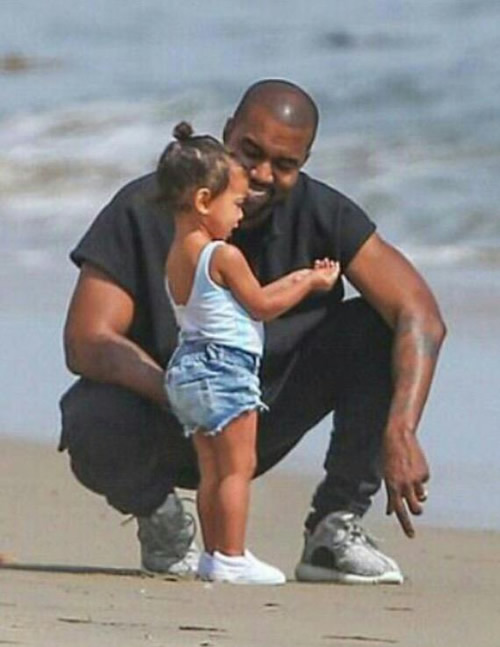 见识一下Kanye和卡戴珊3岁女儿North..然后知道了什么是三岁小孩 (视频)