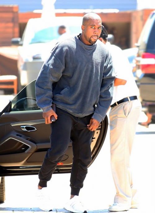 看看Kanye West和卡戴珊的儿子Saint West..儿子好像更像他爸潜力巨大  (5张照片)