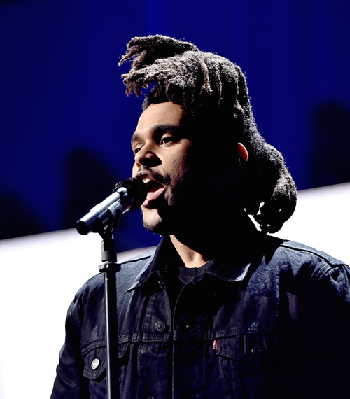 The Weeknd不仅音乐上牛X, 他的发型是标志性有趣的..现在他有新发型了 (附更多照片)
