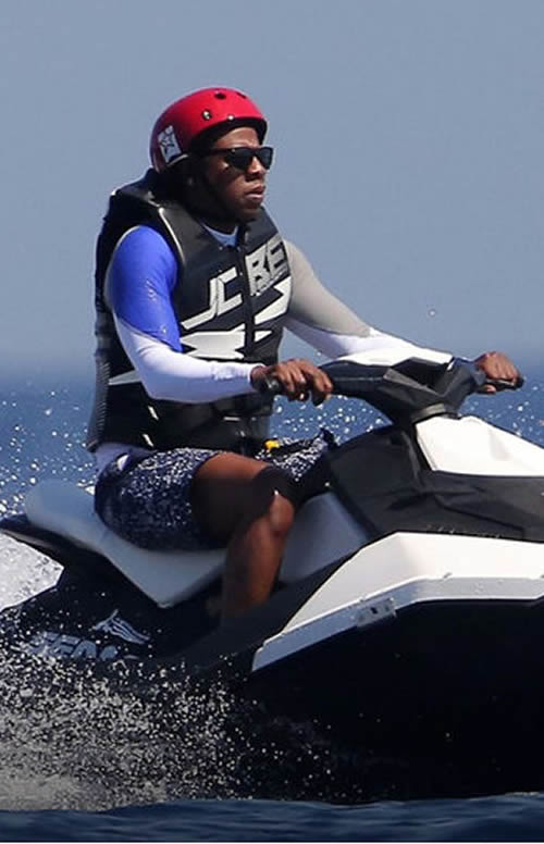 他们的命太贵..Beyonce & Jay Z全副武装玩水上摩托车..看起来很有意思 (照片)