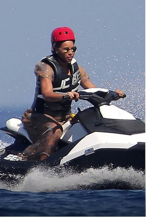 他们的命太贵..Beyonce & Jay Z全副武装玩水上摩托车..看起来很有意思 (照片)