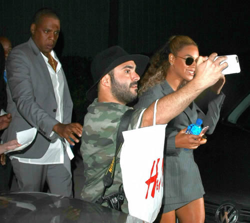 真男人关键时刻挺身而出..严肃的Jay Z推开接近他老婆Beyonce的狂热粉丝 (视频/照片)