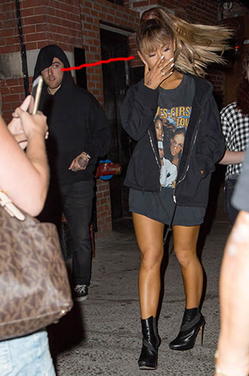 Ariana Grande和新男友Mac Miller已公开接吻过..但在马路上的时候他只是个“看客” (照片)