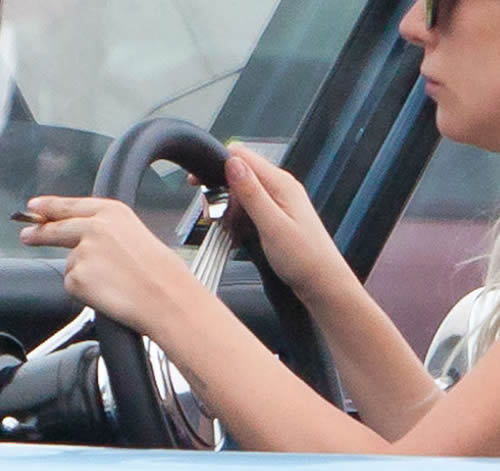 看Lady Gaga如何享受抽大麻的..她边开越野车边抽..会不会太High太危险? (照片)