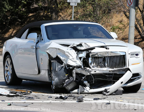 糟糕!!! 卡戴珊妈妈Kris Jenner遭遇严重车祸受伤..这辆刚买的劳斯莱斯废掉了, 面目全非 (3张照片)