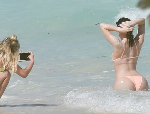 Wow!! 完美的大臀..Kylie Jenner无瑕疵穿T字裤展示..连好姐妹都要拍照留念 (3张照片)