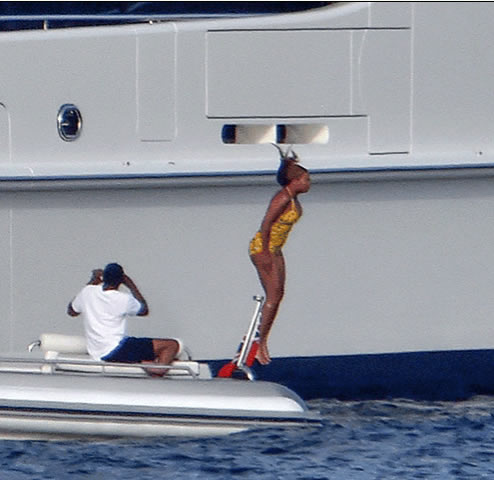 最奢华的跳水...疯狂的Beyonce在几层楼高的豪华游艇顶上跳海..Jay Z在海平面上迎接她 (3张照片)