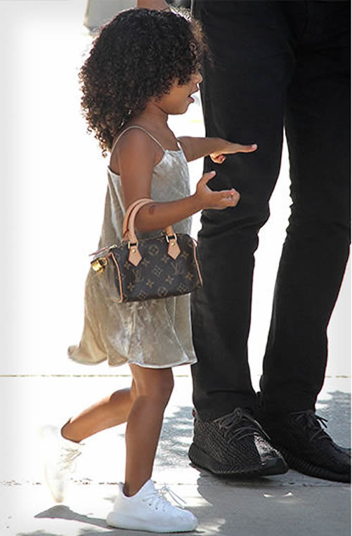 配得上的贵族生活..Kanye和卡戴珊3岁女儿North已经配备LV包包 (照片)
