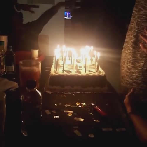 Lil Wayne过生日不是享受..看他吹灭那么多根蜡烛是体力活 (视频)