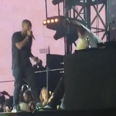 太尴尬了..DJ Khaled在舞台耍酷拍摄结果摔倒样子狼狈..被旁边的好兄弟Usher嘲笑 (视频)
