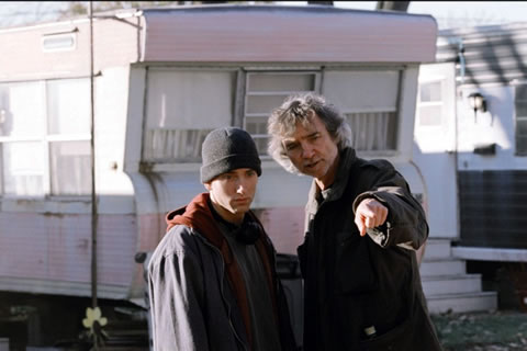 可惜了..Eminem著名电影8 Mile八英里的导演Curtis Hanson去世..我们搜集了几张他和阿姆片场照片 (7张)