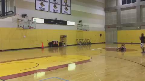 屌! Drake在迈阿密热火队训练球馆躺地板扔篮..这力量这进球满分 (短视频)