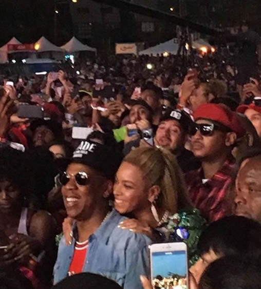 Jay Z和Beyonce背对NBA巨星安东尼秀恩爱..后者满脸伤害酸溜溜..Ha! (单身狗勿入/照片)