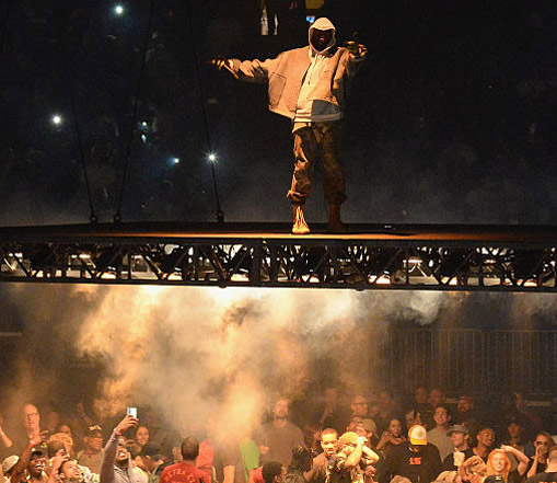 Power! Kanye West命令爬上他所在的空中舞台的疯狂粉丝“坠落” (短视频)