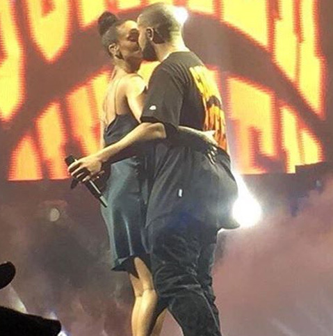 爱到深处..Rihanna添加Drake送她“大鲨鱼”纹身..两人演唱会台上接吻 (4张照片)