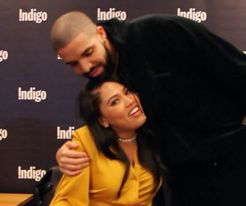 调情? Drake突然助阵好兄弟库里老婆签售会..两人抛媚眼, 好像过于亲密了 (照片+短视频) 