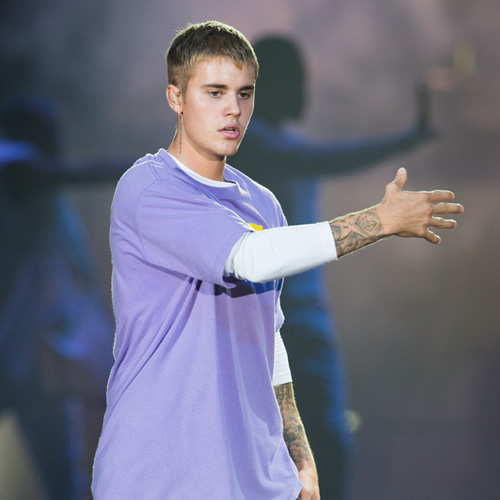 奇葩的Justin Bieber..他在火爆的演唱会现场这样要求粉丝..但她们如何做得到?