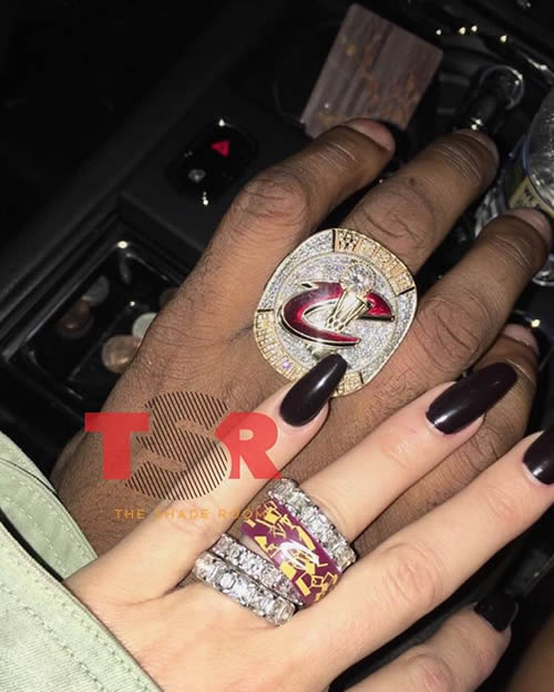 NBA总冠军骑士球星Tristan Thompson刚拿到冠军戒指, 马上和女友Khloe Kardashian手贴手秀恩爱 (照片)