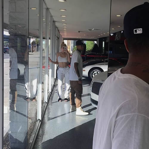 Kylie Jenner和Tyga又去买豪车..这次谁付款? (照片) 