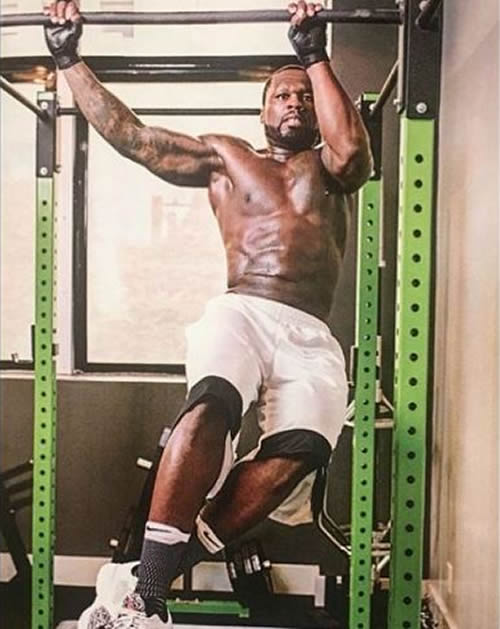 宝刀未老..50 Cent赤裸上身登杂志封面秀顶级肌肉 (照片)