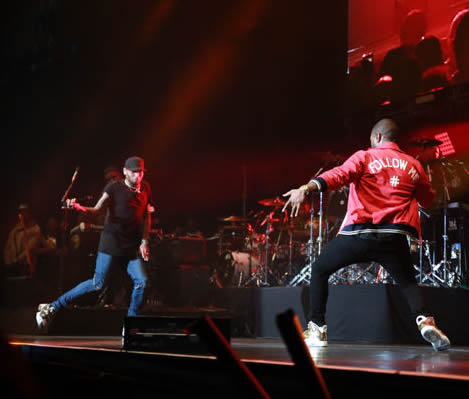 有点帅爆..Chris Brown x Usher同台飙舞精彩得瞬间使观众肾上腺素飙升 (视频) 