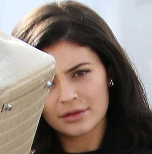 没有了化妆..Kylie Jenner被狗仔偷拍时用包遮脸 (照片对比)