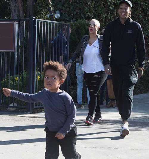 这张照片经典的..Wiz Khalifa与前妻Amber Rose, 儿子Sebastian拥有不同的表情 (照片)