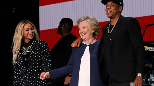 顶级嘻哈再次“卷入”美国政治..希拉里克林顿得到这对超级夫妇的助阵..她很感激的样子 (照片)