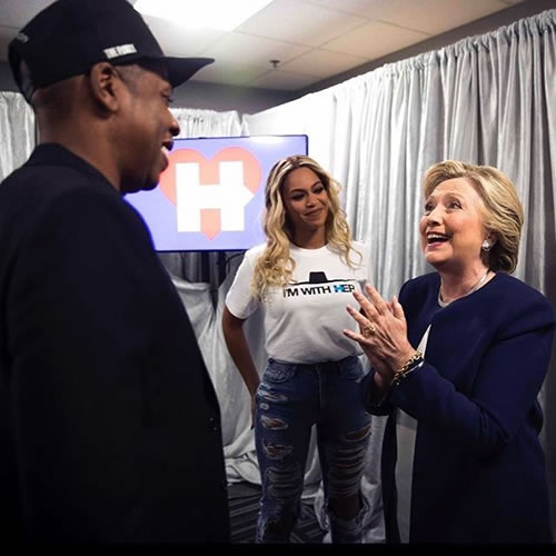 顶级嘻哈再次“卷入”美国政治..希拉里克林顿得到这对超级夫妇的助阵..她很感激的样子 (照片)