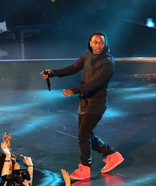 大恩人Kendrick Lamar再次慷慨带上一位粉丝上台说唱..他发挥得真不错 (视频)