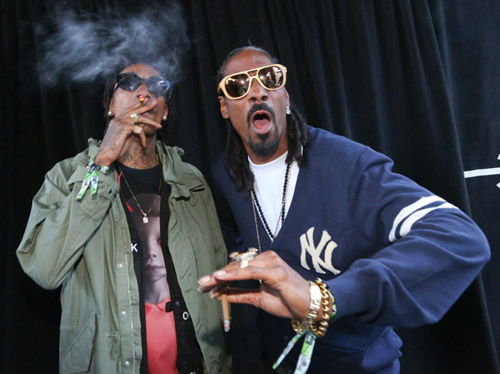抽出了境界..Snoop Dogg和好兄弟Wiz Khalifa在台上玩Smoke Weed比赛..谁更牛? (视频)