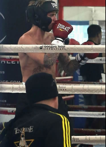 不要再惹Justin Bieber..他继续和拳手对战练防身 (照片)