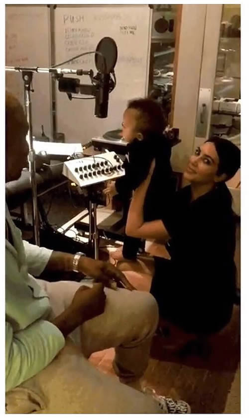 顶级夫妇Kanye West和卡戴珊展示顶级恩爱和身材..他们带儿子Saint进录音室录歌 (照片)