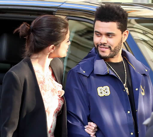 渐入佳境..Selena Gomez和男友The Weeknd在意大利如此亲密幸福..对很多人却是伤害心碎 (6张照片)