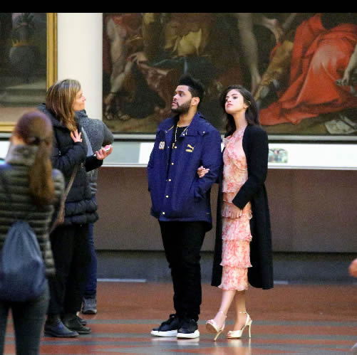 渐入佳境..Selena Gomez和男友The Weeknd在意大利如此亲密幸福..对很多人却是伤害心碎 (6张照片)