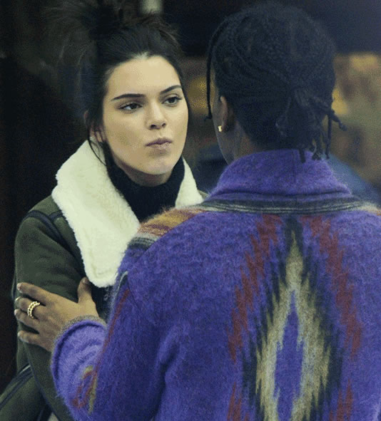 时机成熟, Kendall Jenner和男友A$AP Rocky在公共场合如此特别的亲密没见过..妹妹Kylie Jenner的脸怎么了? (照片)
