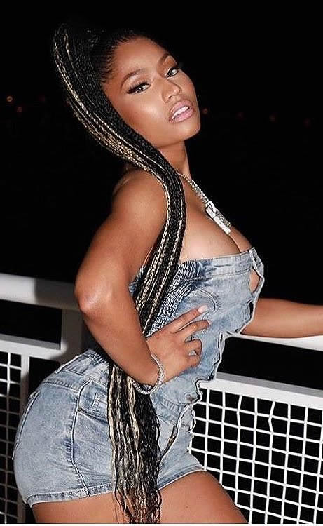 Nicki Minaj头发曲线配合完美身材线条..相得益彰 (照片)