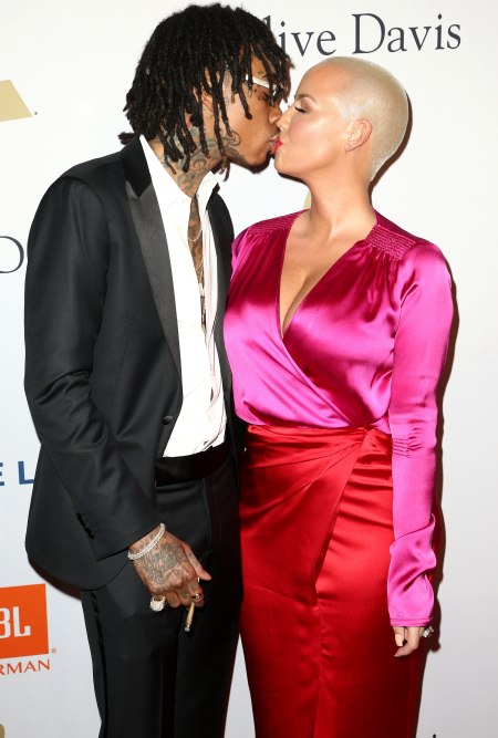 绝了..Wiz Khalifa和前妻Amber Rose关系好到在红地毯深情接吻..边抽大麻 (照片)