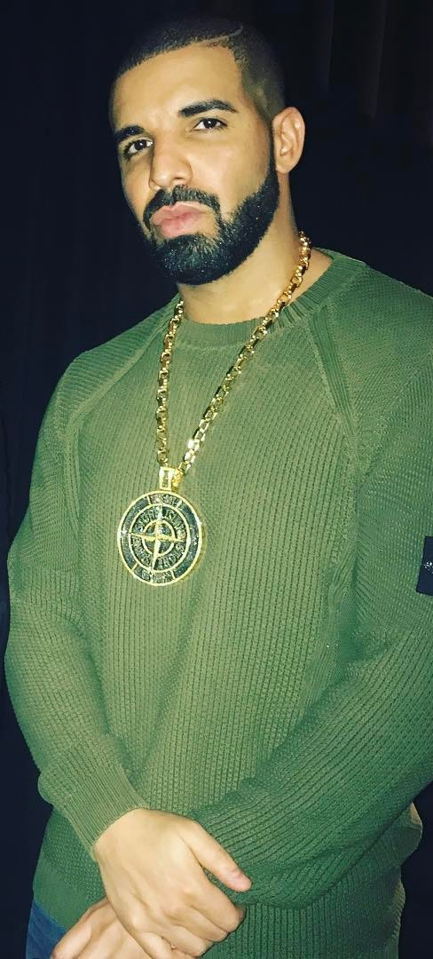 疯狂的项链..富贵的Drake戴上巨资打造的新项链 (照片)
