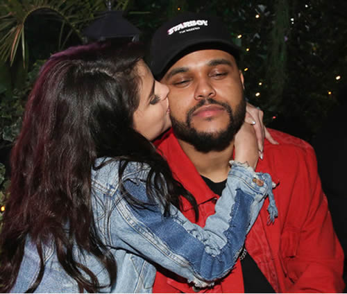 继续浪漫..Selena Gomez亲吻男友The Weeknd..后者和前女友再次尴尬碰面 (照片) 