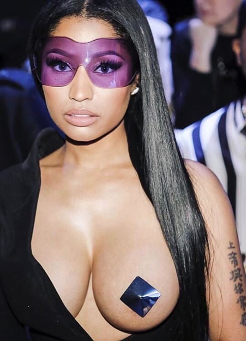 Wow..好身材Nicki Minaj几乎全裸上半身的一半巴黎时装周..拼了 (照片)