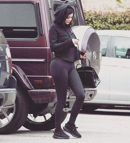 女人一样爱跑车..Kylie Jenner最新与敞篷兰博基尼的完美结合 (附她的多辆豪车照片)