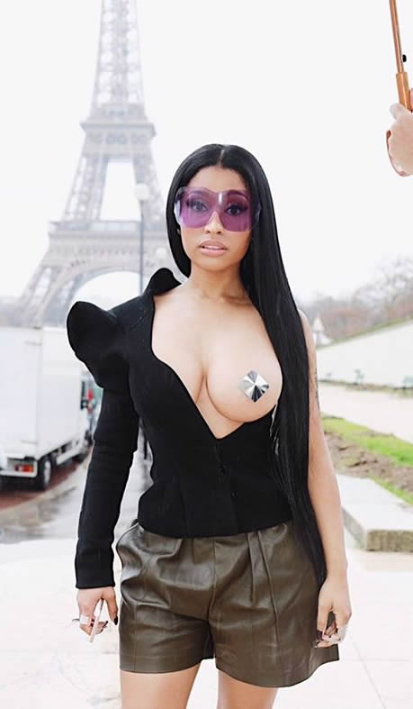 Wow..好身材Nicki Minaj几乎全裸上半身的一半巴黎时装周..拼了 (照片)